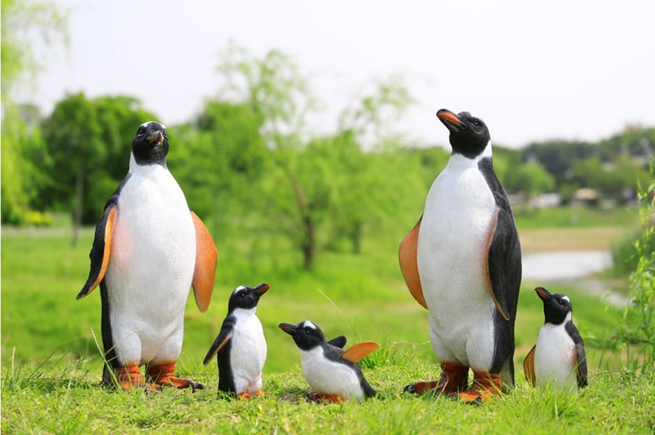 penguin staue decor.JPG